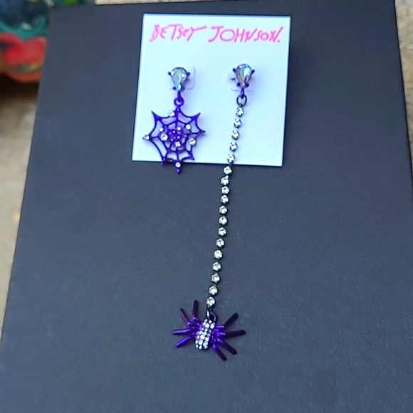 NWT Betsey Johnson Halloween mismatched spider spider web rhinestone pierced ear - Picture 1 of 4